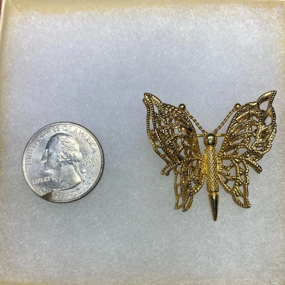 Vintage Monet gold tone filigree butterfly brooch - Picture 4 of 4